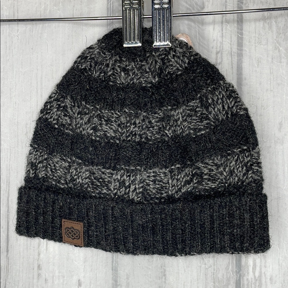 Sherpa adventure Gear Rishi beanie. Black and Gray Knit Beanie. NWT